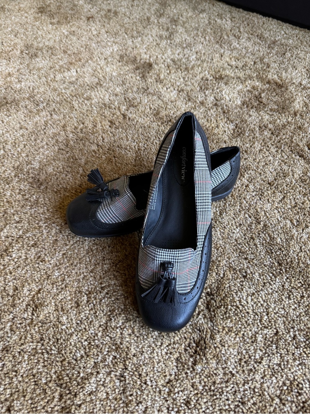 black + white Comfortview plaid tassel loafers; excellent condition